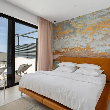 Flower With 3 En-suite Bedrooms, Heated Pool, Sea Views *