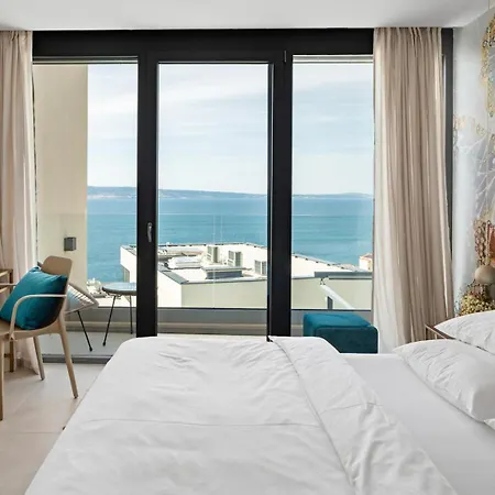 Flower With 3 En-suite Bedrooms, Heated Pool, Sea Views Villa Jesenice (Split-Dalmatia)