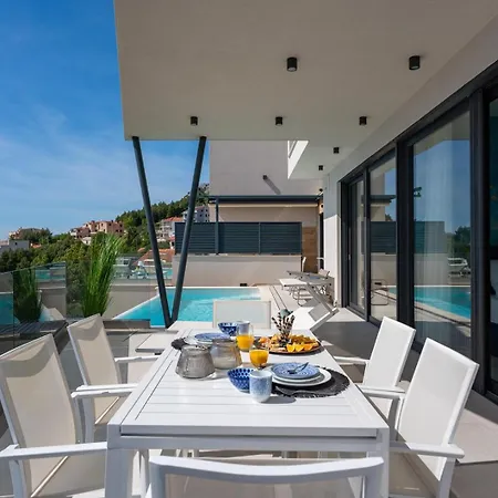 Flower With 3 En-suite Bedrooms, Heated Pool, Sea Views