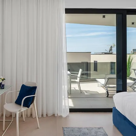 Flower With 3 En-suite Bedrooms, Heated Pool, Sea Views Jesenice (Split-Dalmatia)