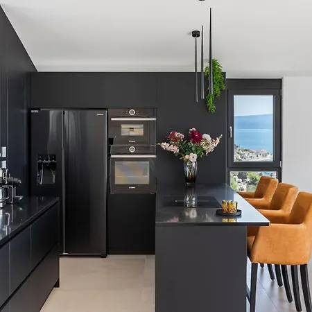 Flower With 3 En-suite Bedrooms, Heated Pool, Sea Views Villa