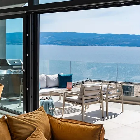Flower With 3 En-suite Bedrooms, Heated Pool, Sea Views * Jesenice (Split-Dalmatia)