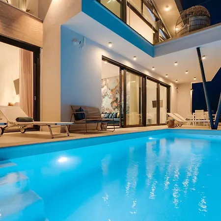 Flower With 3 En-suite Bedrooms, Heated Pool, Sea Views *