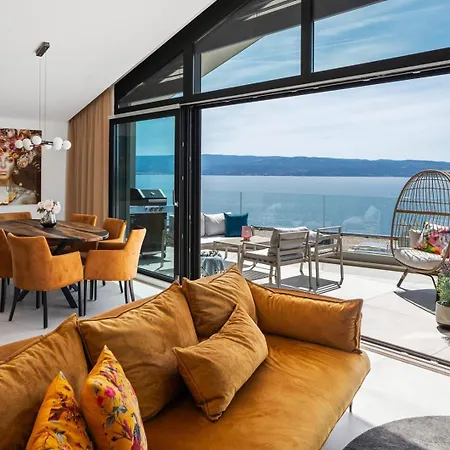 Flower With 3 En-suite Bedrooms, Heated Pool, Sea Views *