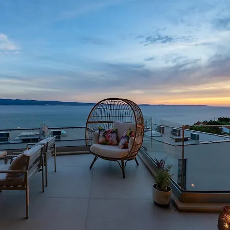 Flower With 3 En-suite Bedrooms, Heated Pool, Sea Views Villa Jesenice (Split-Dalmatia)