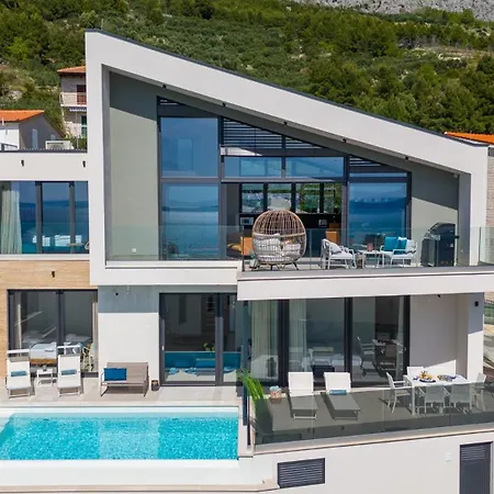 Flower With 3 En-suite Bedrooms, Heated Pool, Sea Views *