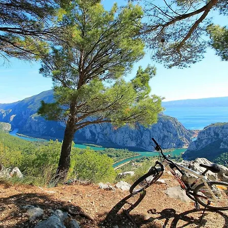 Flower With 3 En-suite Bedrooms, Heated Pool, Sea Views * Jesenice (Split-Dalmatia)