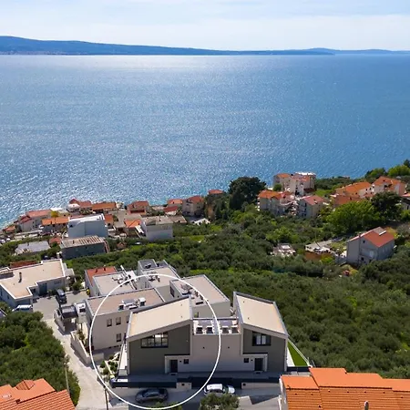 Flower With 3 En-suite Bedrooms, Heated Pool, Sea Views Villa Jesenice (Split-Dalmatia)
