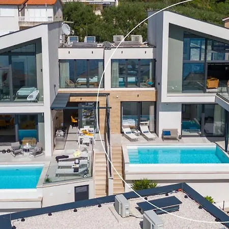 Flower With 3 En-suite Bedrooms, Heated Pool, Sea Views